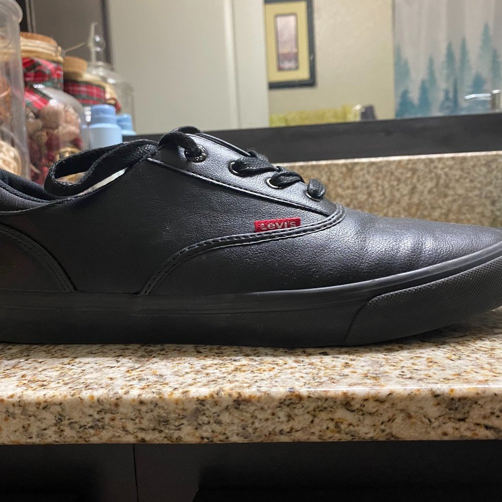 Levi's shoes Size :11 Color: Black